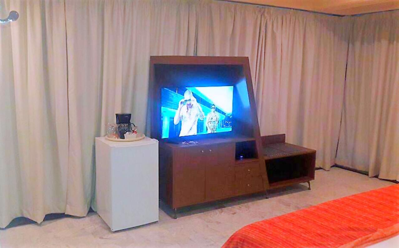 Hotel Versalles Suites Cancún Exteriör bild